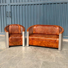 Charger l&#39;image dans la galerie, Le set fauteuil et canapé 2 places aviateur en cuir véritable de buffle de Kukuu est une collection de mobilier haut de gamme qui marie parfaitement l&#39;élégance vintage avec un esprit industriel. Kukuu, meubles industriels.
