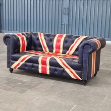 Charger l&#39;image dans la galerie, Le canapé Chesterfield Union Jack 2 places de Kukuu est un véritable symbole de sophistication et d’audace.
