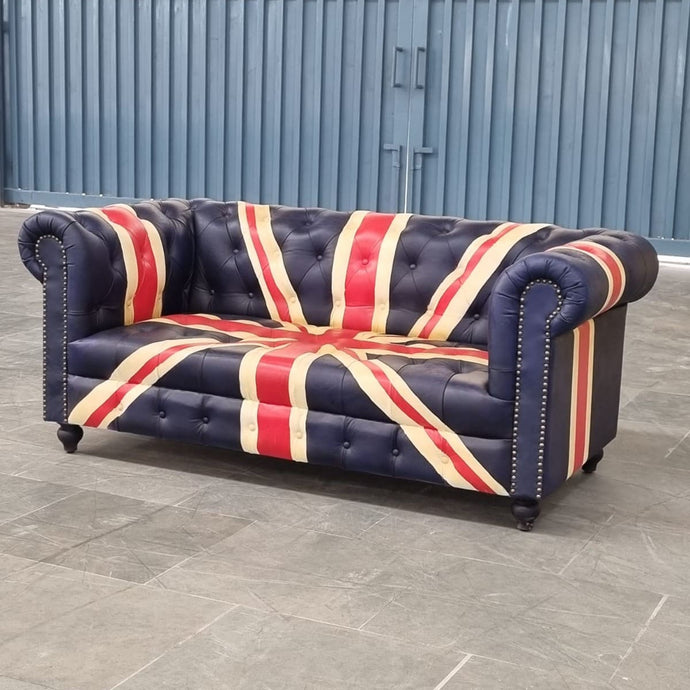 Le canapé Chesterfield Union Jack 2 places de Kukuu est un véritable symbole de sophistication et d’audace.