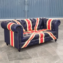 Charger l&#39;image dans la galerie, Le canapé Chesterfield Union Jack 2 places de Kukuu est un véritable symbole de sophistication et d’audace.
