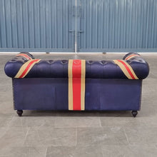 Charger l&#39;image dans la galerie, Le canapé Chesterfield Union Jack 2 places de Kukuu est un véritable symbole de sophistication et d’audace.
