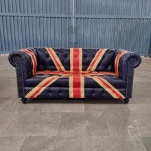 Charger l&#39;image dans la galerie, Le canapé Chesterfield Union Jack 2 places de Kukuu est un véritable symbole de sophistication et d’audace.
