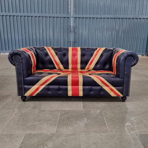 Le canapé Chesterfield Union Jack 2 places de Kukuu est un véritable symbole de sophistication et d’audace.