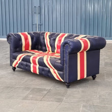 Charger l&#39;image dans la galerie, Le canapé Chesterfield Union Jack 2 places de Kukuu est un véritable symbole de sophistication et d’audace.
