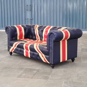 Le canapé Chesterfield Union Jack 2 places de Kukuu est un véritable symbole de sophistication et d’audace.