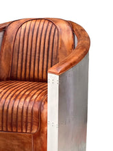 Charger l&#39;image dans la galerie, Le fauteuil aviateur en cuir véritable de buffle de Kukuu est une pièce emblématique au design à la fois rétro et moderne, inspiré des sièges des pilotes d’avions des années 1940. Kukuu, spécialiste en meubles industriels.
