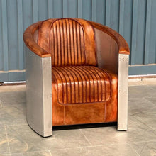 Charger l&#39;image dans la galerie, Le fauteuil aviateur en cuir véritable de buffle de Kukuu est une pièce emblématique au design à la fois rétro et moderne, inspiré des sièges des pilotes d’avions des années 1940. Kukuu, spécialiste en meubles industriels.
