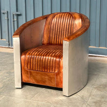 Charger l&#39;image dans la galerie, Le fauteuil aviateur en cuir véritable de buffle de Kukuu est une pièce emblématique au design à la fois rétro et moderne, inspiré des sièges des pilotes d’avions des années 1940. Kukuu, spécialiste en meubles industriels.
