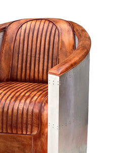 Le fauteuil aviateur en cuir véritable de buffle de Kukuu est une pièce emblématique au design à la fois rétro et moderne, inspiré des sièges des pilotes d’avions des années 1940. Kukuu, spécialiste en meubles industriels.