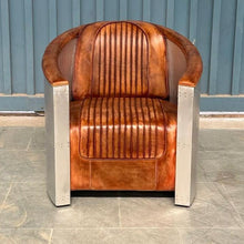 Charger l&#39;image dans la galerie, Le fauteuil aviateur en cuir véritable de buffle de Kukuu est une pièce emblématique au design à la fois rétro et moderne, inspiré des sièges des pilotes d’avions des années 1940. Kukuu, spécialiste en meubles industriels.
