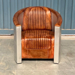 Le fauteuil aviateur en cuir véritable de buffle de Kukuu est une pièce emblématique au design à la fois rétro et moderne, inspiré des sièges des pilotes d’avions des années 1940. Kukuu, spécialiste en meubles industriels.