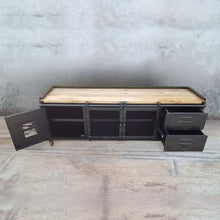 Charger l&#39;image dans la galerie, Ce meuble tv industriel Kukuu a été fabriqué à partir de bois massif de manguier et de métal. Il possède des étagères, 2 tiroirs, des portes coulissantes ainsi que des roulettes pour plus de praticité. Mesures: 160 (L) x 45 (l) x 55 (H) cm
