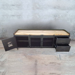 Ce meuble tv industriel Kukuu a été fabriqué à partir de bois massif de manguier et de métal. Il possède des étagères, 2 tiroirs, des portes coulissantes ainsi que des roulettes pour plus de praticité. Mesures: 160 (L) x 45 (l) x 55 (H) cm