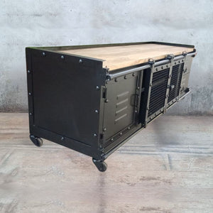 Ce meuble tv industriel Kukuu a été fabriqué à partir de bois massif de manguier et de métal. Il possède des étagères, 2 tiroirs, des portes coulissantes ainsi que des roulettes pour plus de praticité. Mesures: 160 (L) x 45 (l) x 55 (H) cm