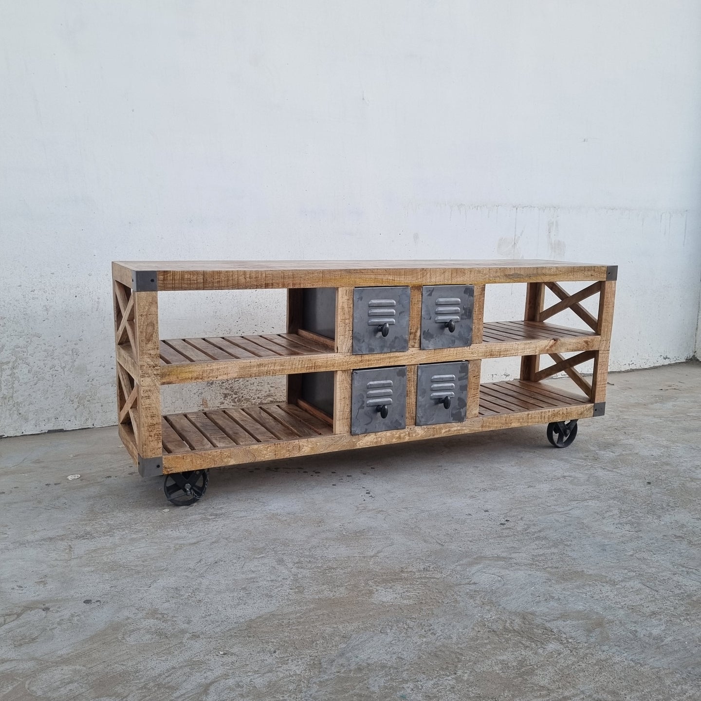 Kukuu vous présente aujourd'hui ce meuble tv ouvert à roulettes, fabriqué à partir de bois massif de manguier et métal. Mesures: 160 x 40 x 65 cm. Ce meuble tv possède 4 tiroirs en métal de couleur naturelle ainsi que 4 espaces de rangement. Kukuu, boutique en ligne de mobilier d'intérieur de style industriel.