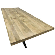 Charger l&#39;image dans la galerie, La table à manger pied central 240 cm a été fabriquée à partir d&#39;acier et bois de manguier. Mesures: 240 x 100 x 78 cm. Kukuu, boutique en ligne de mobilier style industriel et bois massif.
