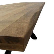 Charger l&#39;image dans la galerie, La table à manger pied central 240 cm a été fabriquée à partir d&#39;acier et bois de manguier. Mesures: 240 x 100 x 78 cm. Kukuu, boutique en ligne de mobilier style industriel et bois massif.
