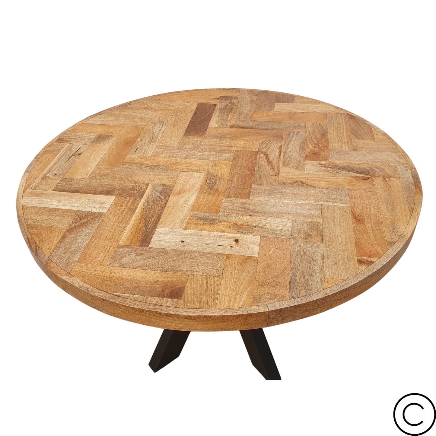 La table ronde herringbone a été fabriquée à partir d'une base en métal et d'un bois en bois massif de manguier. Kukuu, meubles industriels de qualité.