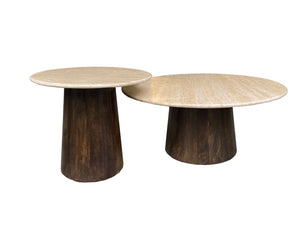 Découvrez nos tables basses travertin gigognes modernes qui apporteront une touche d'élégance et de sophistication à votre intérieur. Mesures: 75 x 75 x 38 cm / 45 x 45 x 46 cm. Kukuu, spécialiste en mobilier d'intérieur.