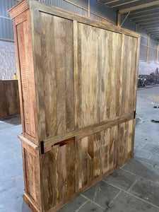 Ce vaisselier industriel a été fabriqué à partir de bois massif de manguier pour sa structure et d'acier et verre pour ses portes coulissantes. Mesures: 180 x 45 x 220 cm. Kukuu, spécialiste en meubles industriels.