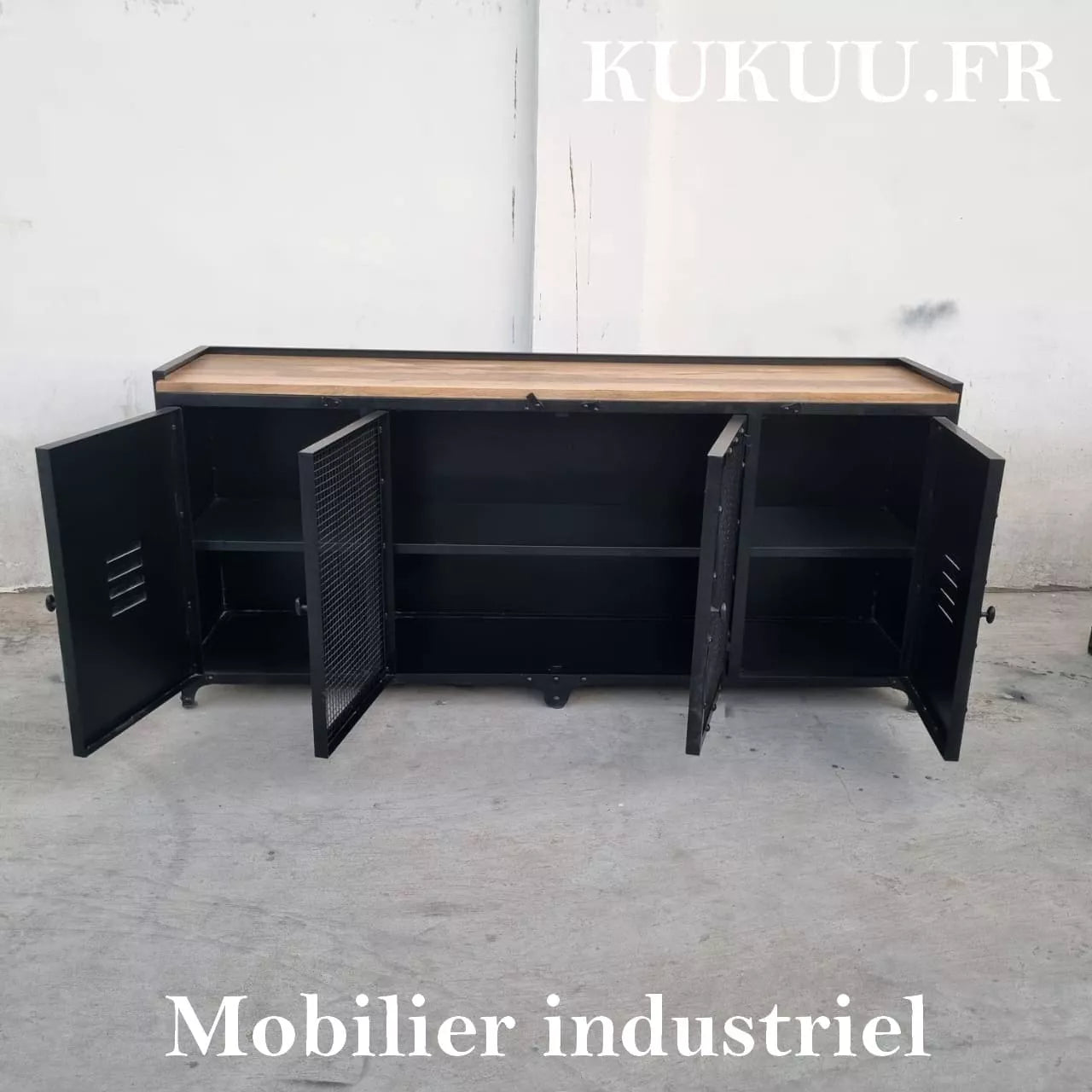 Ce buffet industriel 180 cm a été fabriqué à partir d'une structure en métal et d'un plateau en bois massif de manguier. Il est composé de quatre portes métalliques et d'espaces de rangement. Dimensions: 180 (L) X 45 (l) X 90 (H) cm. Kukuu, boutique en ligne de mobilier industriel et bois massif de qualité supérieur.