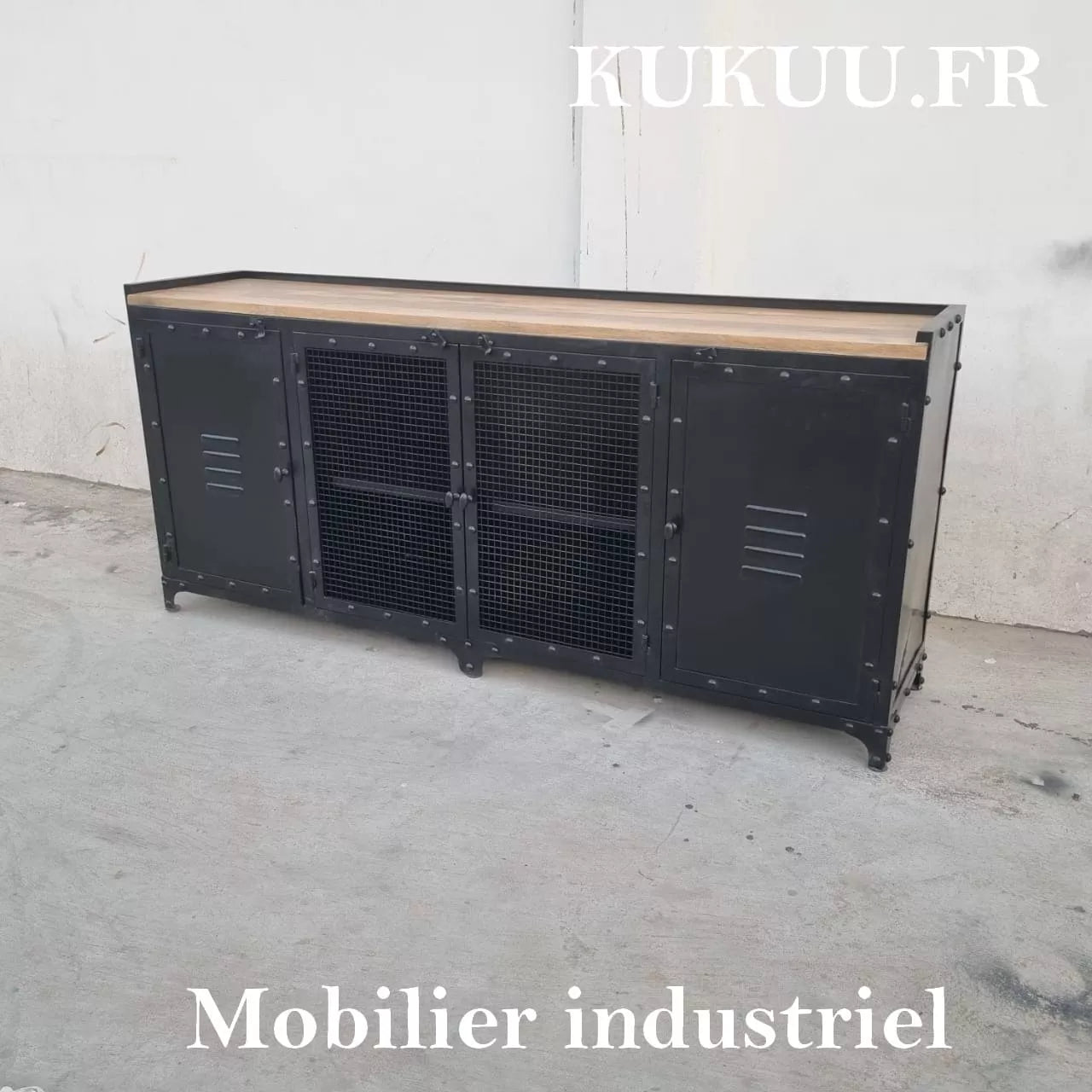 Ce buffet industriel 180 cm a été fabriqué à partir d'une structure en métal et d'un plateau en bois massif de manguier. Il est composé de quatre portes métalliques et d'espaces de rangement. Dimensions: 180 (L) X 45 (l) X 90 (H) cm. Kukuu, boutique en ligne de mobilier industriel et bois massif de qualité supérieur.