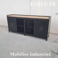 Ce buffet industriel 180 cm a été fabriqué à partir d'une structure en métal et d'un plateau en bois massif de manguier. Il est composé de quatre portes métalliques et d'espaces de rangement. Dimensions: 180 (L) X 45 (l) X 90 (H) cm. Kukuu, boutique en ligne de mobilier industriel et bois massif de qualité supérieur.