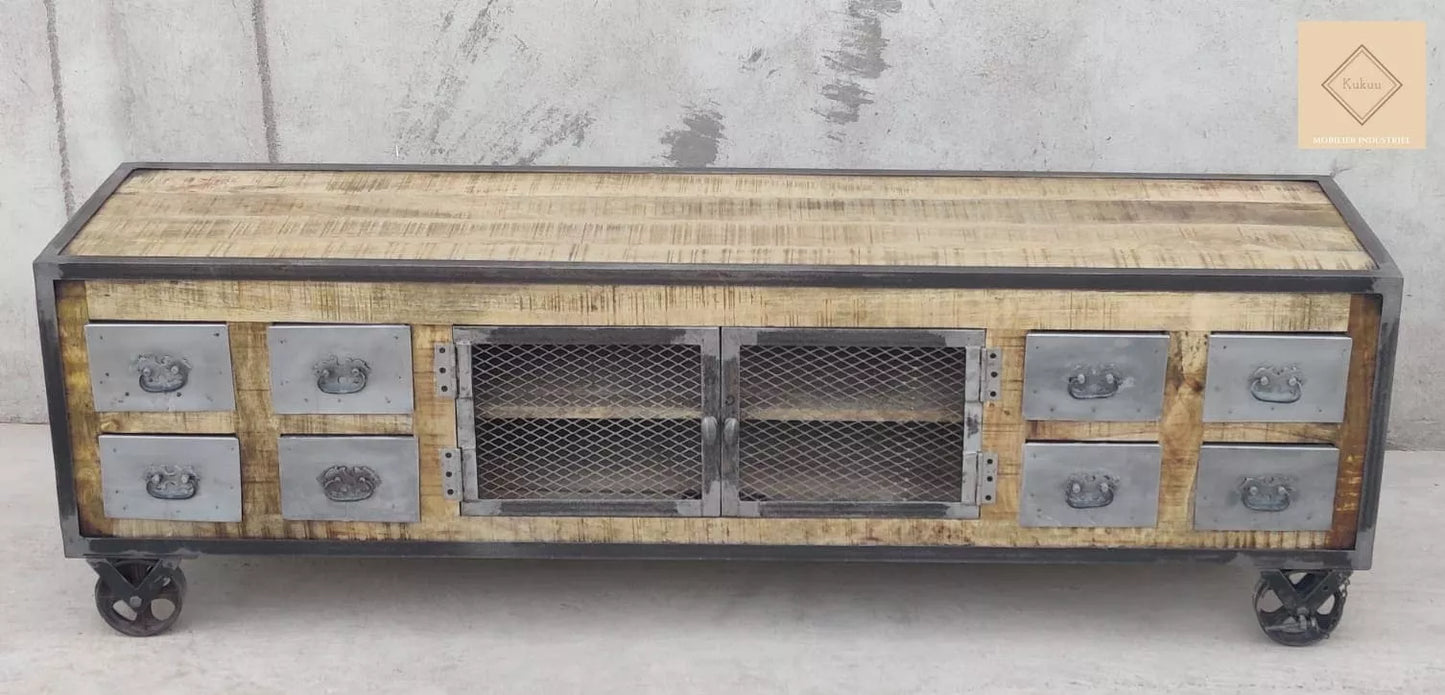 Ce meuble tv industriel à roulettes a été fabriqué à partir d'une structure en bois massif de manguier et d'éléments en métal.  Il est composé de huit tiroirs métalliques et de deux portes centrales grillagées. Dimensions: 180 (L) X 45 (l) X 55 (H) cm. Kukuu, boutique en ligne de mobilier industriel et bois massif de qualité supérieur.