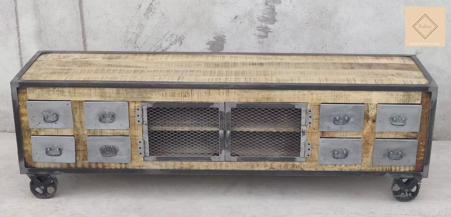 Ce meuble tv industriel à roulettes a été fabriqué à partir d'une structure en bois massif de manguier et d'éléments en métal.  Il est composé de huit tiroirs métalliques et de deux portes centrales grillagées. Dimensions: 180 (L) X 45 (l) X 55 (H) cm. Kukuu, boutique en ligne de mobilier industriel et bois massif de qualité supérieur.