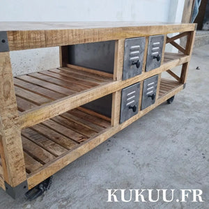 Kukuu vous présente aujourd'hui ce meuble tv ouvert à roulettes, fabriqué à partir de bois massif de manguier et métal. Mesures: 160 x 40 x 65 cm. Ce meuble tv possède 4 tiroirs en métal de couleur naturelle ainsi que 4 espaces de rangement. Kukuu, boutique en ligne de mobilier d'intérieur de style industriel.