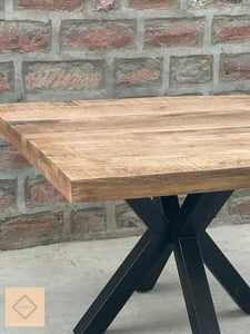 La table à manger carrée 120 cm est disponible en différentes dimensions: 110, 120, 130 et 140 cm. Cette table convient pour 4 personnes. Celle-ci a été fabriquée à partir d'un pied en métal et d'un plateau en bois massif de manguier. Mesures: 120 x 120 x 78 cm. Kukuu, fournisseur de mobilier style industriel de qualité supérieure.