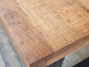 La table industrielle kukuu a été fabriquée à partir de métal et bois de manguier. Mesures: 220 x 100 x 78 cm. Kukuu, boutique en ligne de mobilier industriel, meubles d'intérieur en bois massif.