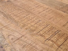 Charger l&#39;image dans la galerie, La table industrielle kukuu a été fabriquée à partir de métal et bois de manguier. Mesures: 220 x 100 x 78 cm. Kukuu, boutique en ligne de mobilier industriel, meubles d&#39;intérieur en bois massif.

