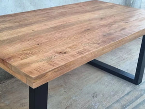 La table industrielle kukuu a été fabriquée à partir de métal et bois de manguier. Mesures: 220 x 100 x 78 cm. Kukuu, boutique en ligne de mobilier industriel, meubles d'intérieur en bois massif.