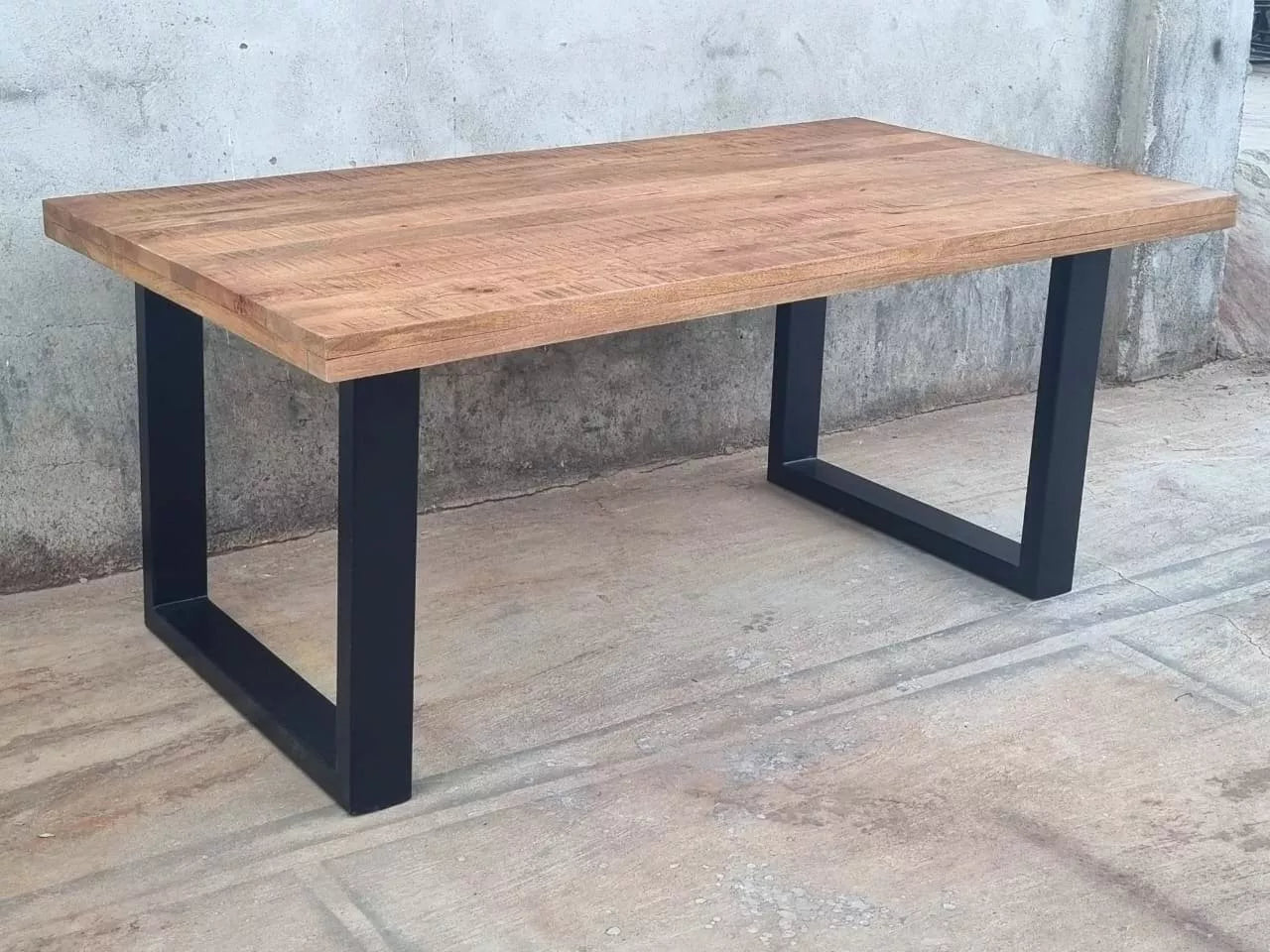 La table à manger bois massif industrielle 160 cm BROOKLYN est disponible en différentes dimensions: 180, 200 et 220 cm. Cette table à manger industrielle a été fabriquée à partir de métal et bois de manguier. Mesures: 160 x 90 x 78 cm. Kukuu, boutique en ligne de mobilier industriel, meubles d'intérieur en bois massif.