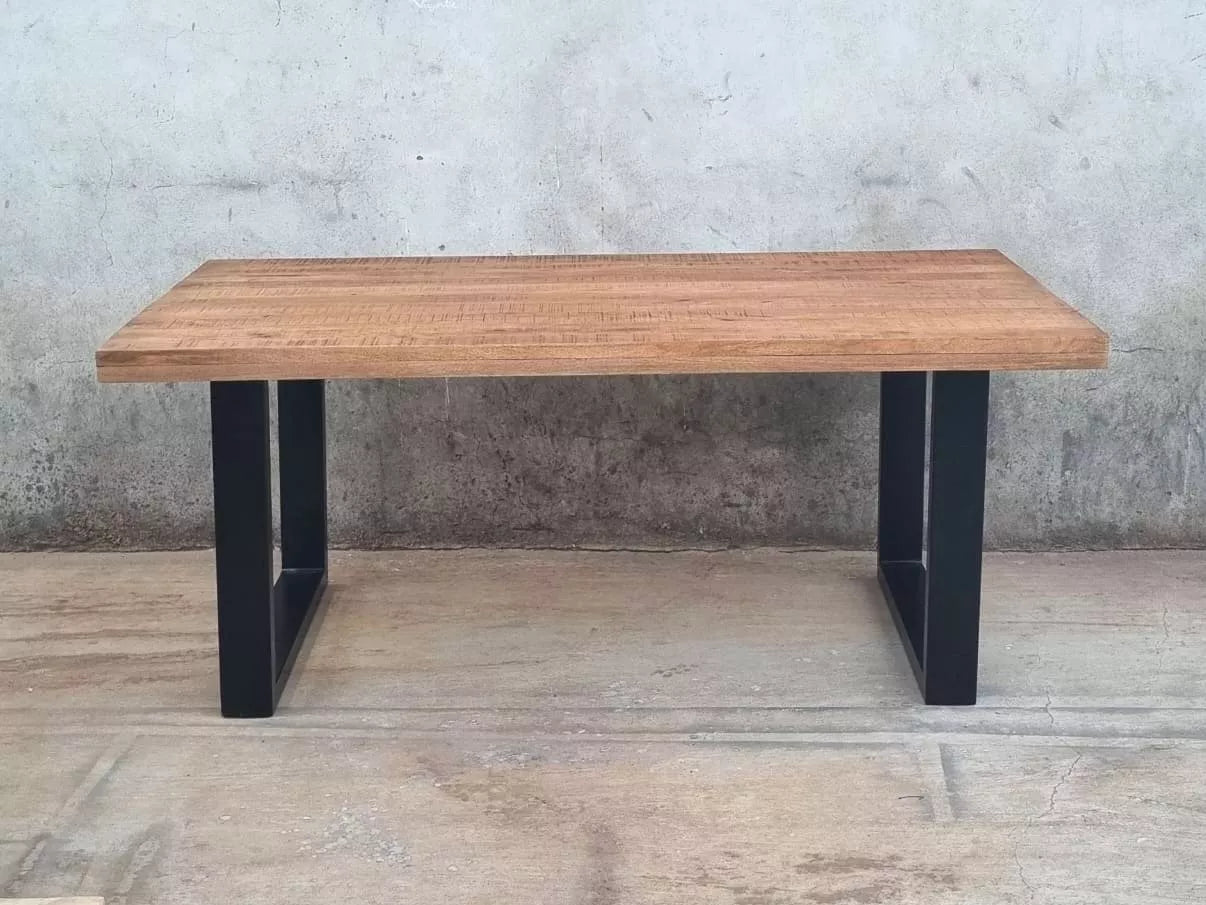 La table à manger bois massif industrielle 160 cm BROOKLYN est disponible en différentes dimensions: 180, 200 et 220 cm. Cette table à manger industrielle a été fabriquée à partir de métal et bois de manguier. Mesures: 160 x 90 x 78 cm. Kukuu, boutique en ligne de mobilier industriel, meubles d'intérieur en bois massif.