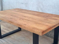 La table à manger bois massif industrielle 160 cm BROOKLYN est disponible en différentes dimensions: 180, 200 et 220 cm. Cette table à manger industrielle a été fabriquée à partir de métal et bois de manguier. Mesures: 160 x 90 x 78 cm. Kukuu, boutique en ligne de mobilier industriel, meubles d'intérieur en bois massif.