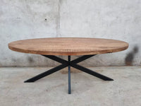 La table à manger ovale industrielle SYDNEY est disponible en 180, 200, 210, 220 et 240 cm. Celle-ci a été faite en bois massif de manguier et métal. Mesures: 240 x 100 x 78 cm. Livraison offerte en France métropolitaine et Belgique. Kukuu, boutique en ligne de mobilier style industriel.