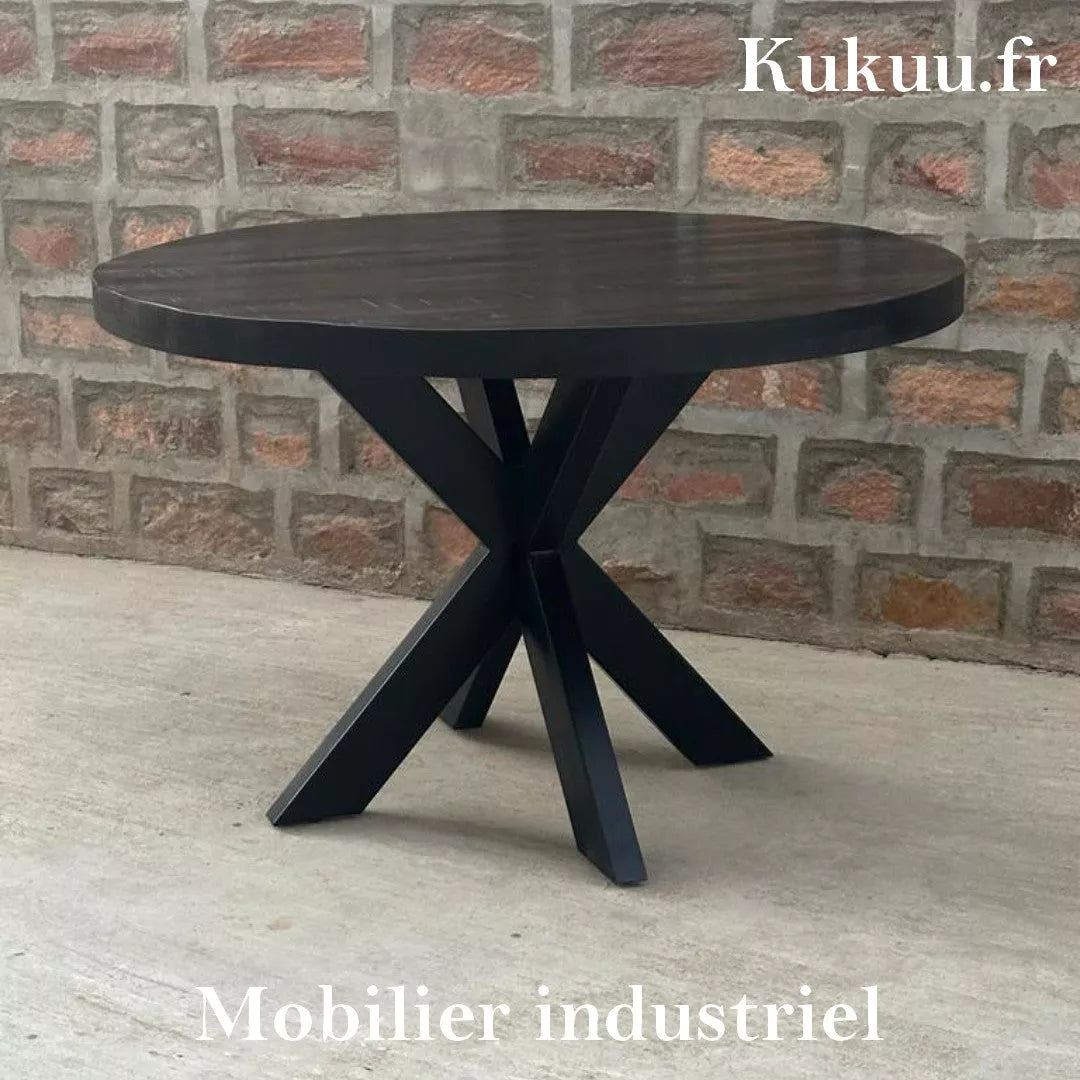 La table industrielle ronde noire Kukuu a été fabriquée à partir d'une base en métal et d'un bois en bois massif de manguier noir. Dimensions: 130 x 130 x 78 cm. Kukuu, meubles industriels de qualité.