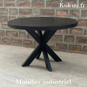 La table industrielle ronde noire Kukuu a été fabriquée à partir d'une base en métal et d'un bois en bois massif de manguier noir. Dimensions: 130 x 130 x 78 cm. Kukuu, boutique en ligne de mobilier industriel et décoration d'intérieur.