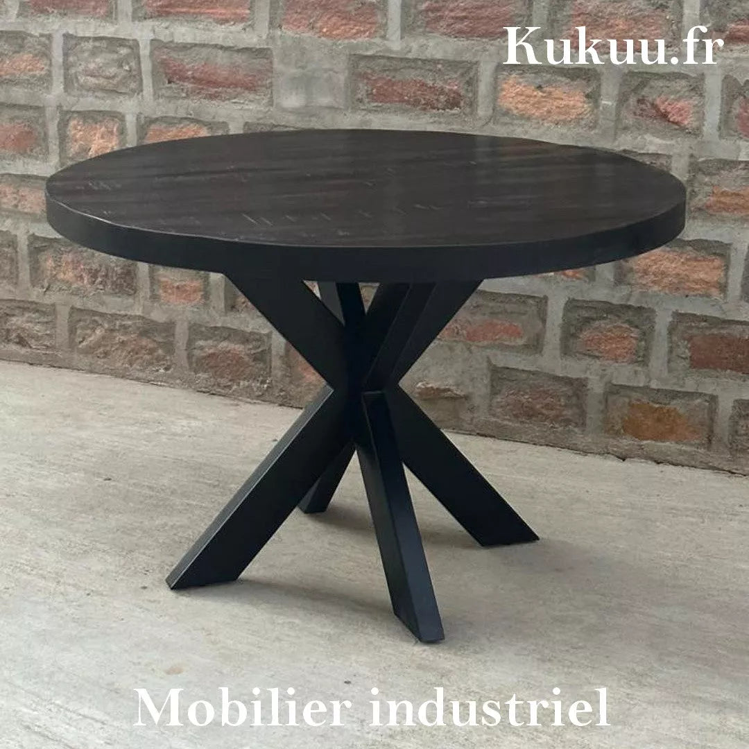 La table industrielle ronde noire Kukuu a été fabriquée à partir d'une base en métal et d'un bois en bois massif de manguier noir. Dimensions: 130 x 130 x 78 cm. Kukuu, meubles industriels de qualité.