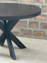 Charger l&#39;image dans la galerie, La table industrielle ronde noire Kukuu a été fabriquée à partir d&#39;une base en métal et d&#39;un bois en bois massif de manguier noir. Dimensions: 130 x 130 x 78 cm. Kukuu, boutique en ligne de mobilier industriel et décoration d&#39;intérieur.
