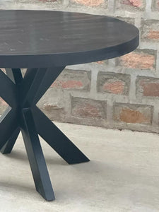 La table industrielle ronde noire Kukuu a été fabriquée à partir d'une base en métal et d'un bois en bois massif de manguier noir. Dimensions: 130 x 130 x 78 cm. Kukuu, boutique en ligne de mobilier industriel et décoration d'intérieur.