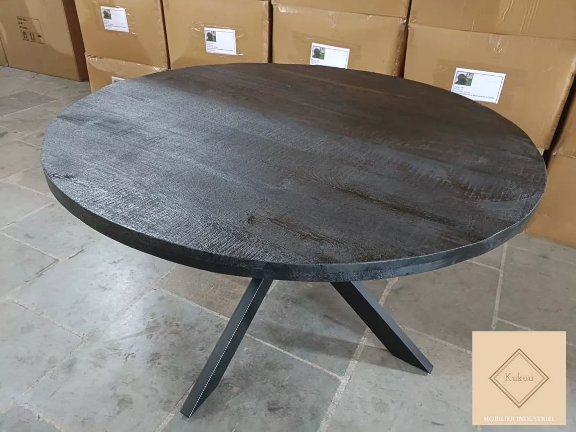 La table industrielle ronde noire Kukuu a été fabriquée à partir d'une base en métal et d'un bois en bois massif de manguier noir. Dimensions: 130 x 130 x 78 cm. Kukuu, meubles industriels de qualité.