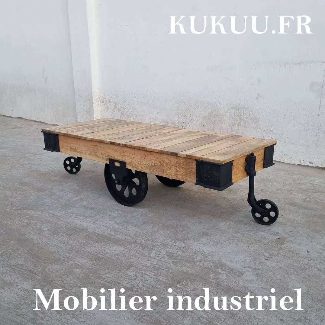 Cette table basse à roulettes style industriel a été fabriquée à partir de bois de manguier sur une base métallique et fonte. Mesures: 153 (L) x 63 (l) x 43 (H) cm. Kukuu, boutique en ligne de meubles industriels, tables basses en bois massif, meubles tv, tables à manger.