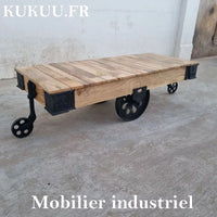 Cette table basse à roulettes style industriel a été fabriquée à partir de bois de manguier sur une base métallique et fonte. Mesures: 153 (L) x 63 (l) x 43 (H) cm. Kukuu, boutique en ligne de meubles industriels, tables basses en bois massif, meubles tv, tables à manger.