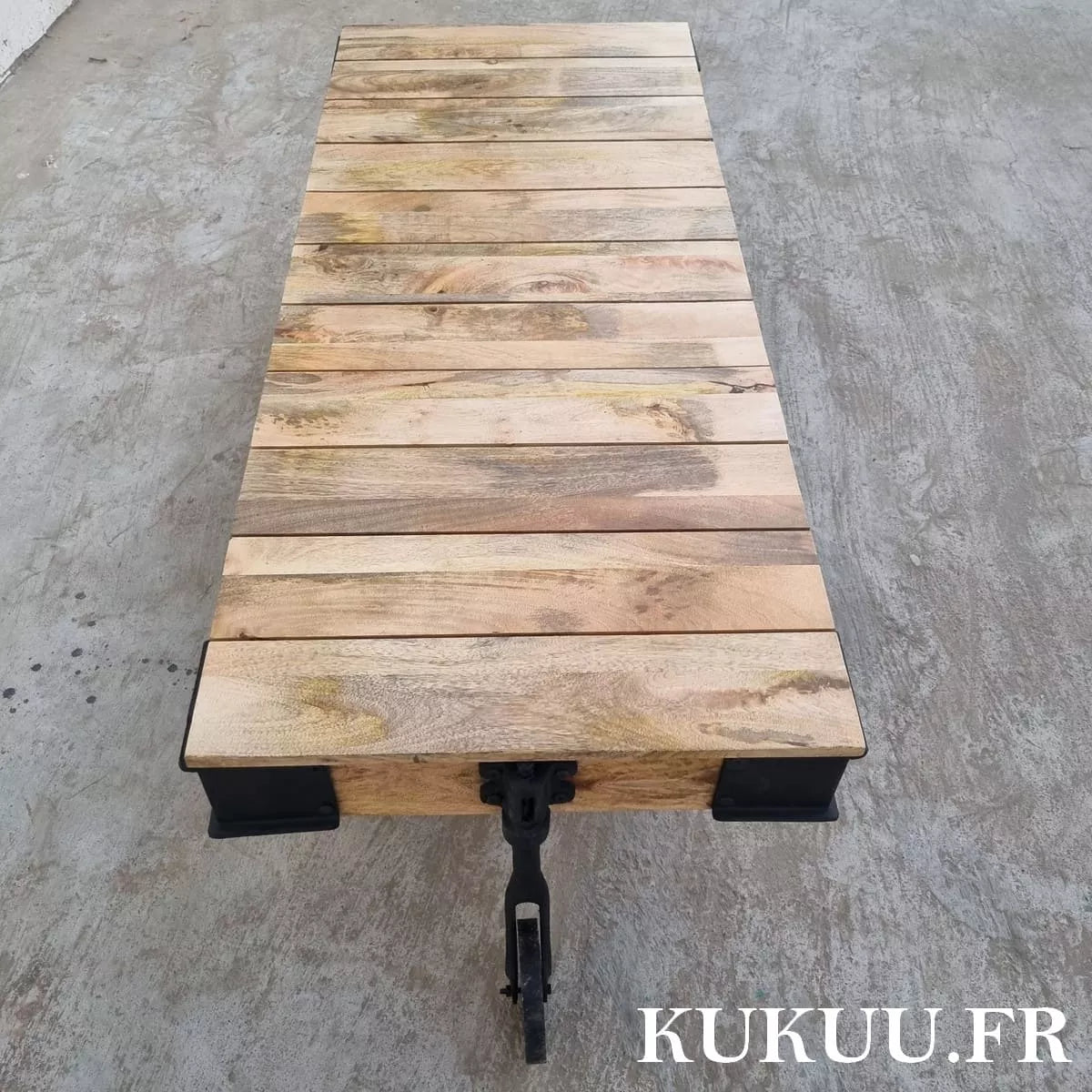 Cette table basse à roulettes style industriel a été fabriquée à partir de bois de manguier sur une base métallique et fonte. Mesures: 153 (L) x 63 (l) x 43 (H) cm. Kukuu, boutique en ligne de meubles industriels, tables basses en bois massif, meubles tv, tables à manger.