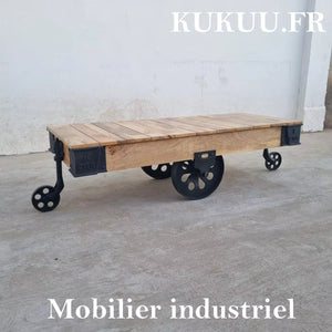 Cette table basse à roulettes style industriel a été fabriquée à partir de bois de manguier sur une base métallique et fonte. Mesures: 153 (L) x 63 (l) x 43 (H) cm. Kukuu, boutique en ligne de meubles industriels, tables basses en bois massif, meubles tv, tables à manger.