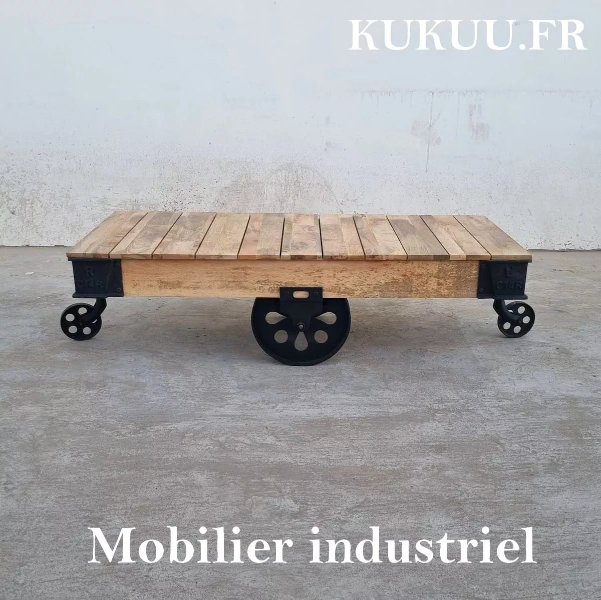 Cette table basse à roulettes style industriel a été fabriquée à partir de bois de manguier sur une base métallique et fonte. Mesures: 153 (L) x 63 (l) x 43 (H) cm. Kukuu, boutique en ligne de meubles industriels, tables basses en bois massif, meubles tv, tables à manger.