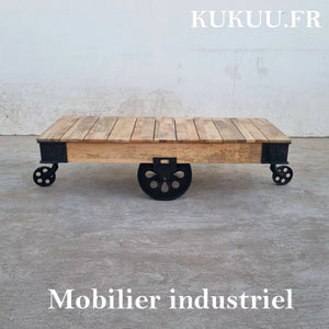 Cette table basse à roulettes style industriel a été fabriquée à partir de bois de manguier sur une base métallique et fonte. Mesures: 153 (L) x 63 (l) x 43 (H) cm. Kukuu, boutique en ligne de meubles industriels, tables basses en bois massif, meubles tv, tables à manger.